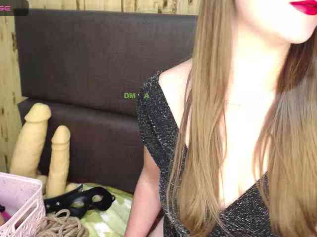 Meghan-M webcam