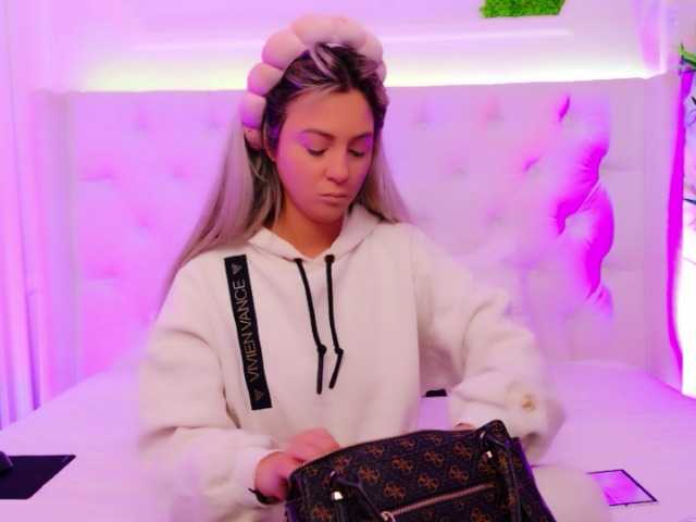 AriannaSins's BongaCams show and profile