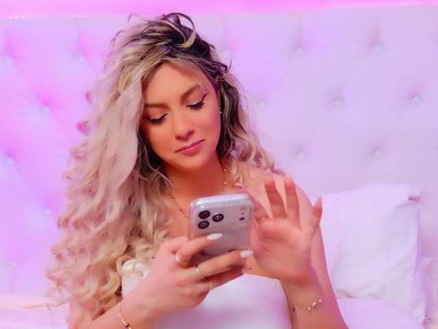 AriannaSins's BongaCams show and profile