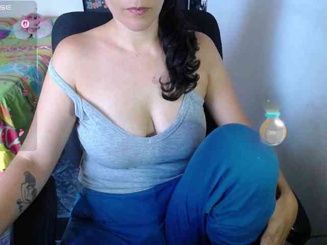 Giselle-moon webcam
