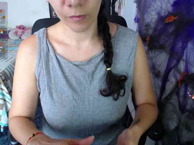 Giselle-moon webcam