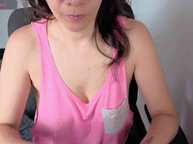 Giselle-moon webcam