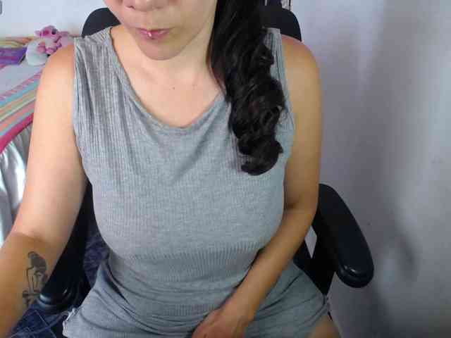 Giselle-moon webcam