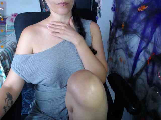 Giselle-moon webcam