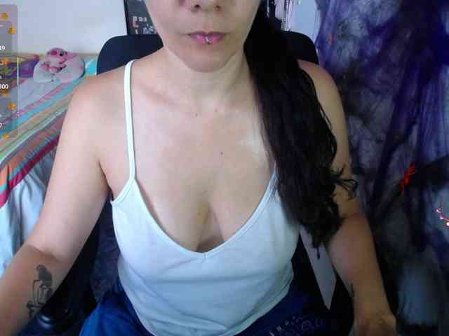 Giselle-moon webcam