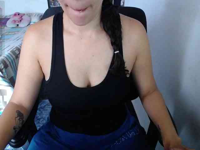 Giselle-moon webcam