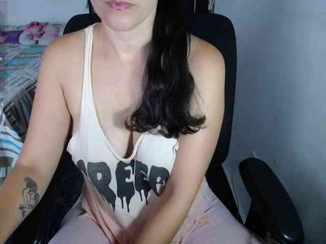 Giselle-moon webcam