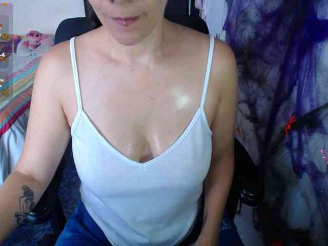 Giselle-moon webcam