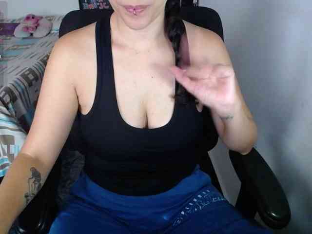 Giselle-moon webcam