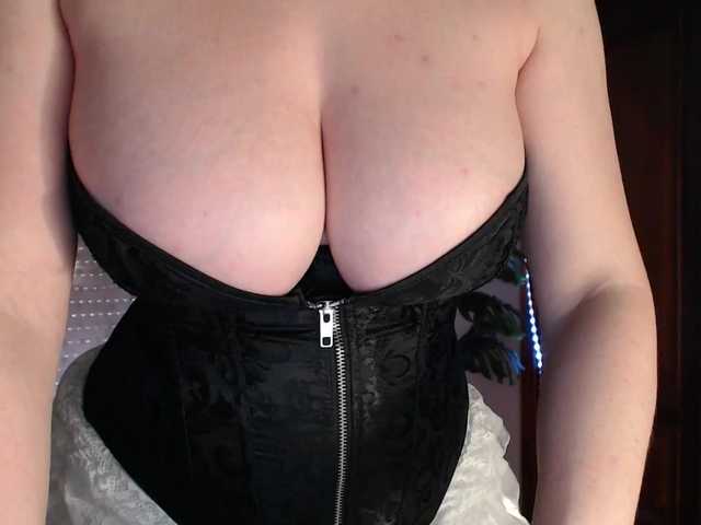 Alina-Lovely's BongaCams show and profile