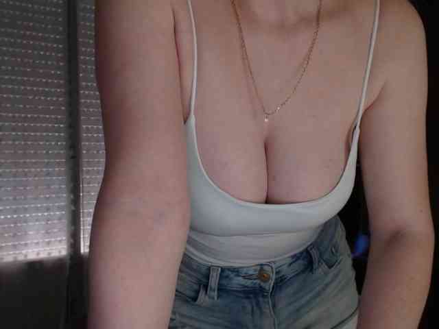 Alina-Lovely webcam