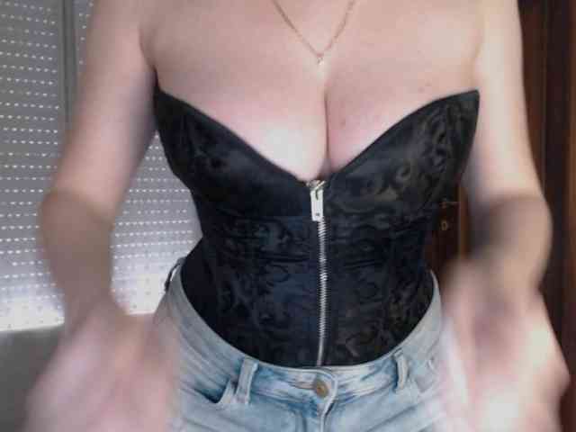 Alina-Lovely webcam