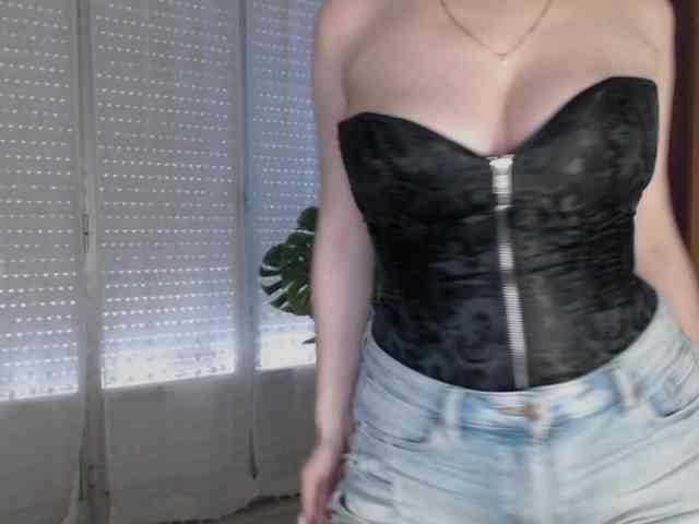 Alina-Lovely webcam