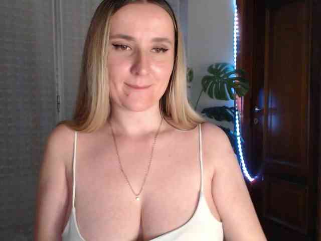 Alina-Lovely webcam