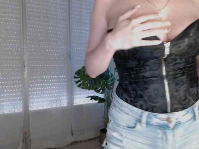 Alina-Lovely webcam