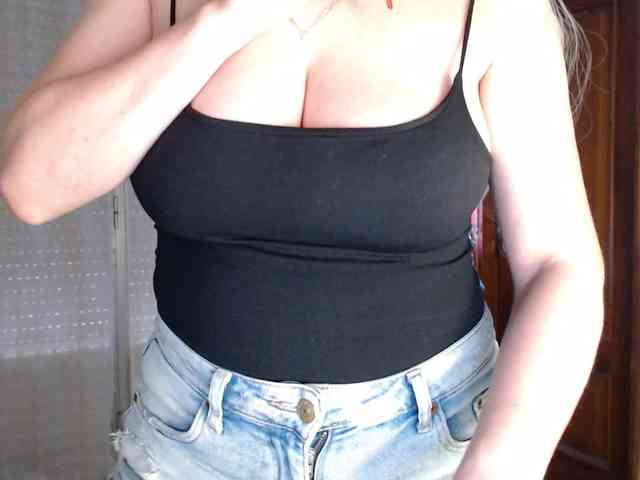 Alina-Lovely webcam