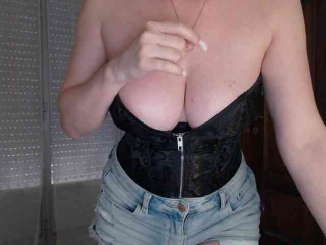 Alina-Lovely webcam