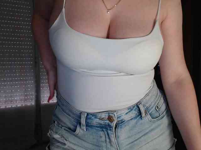 Alina-Lovely webcam