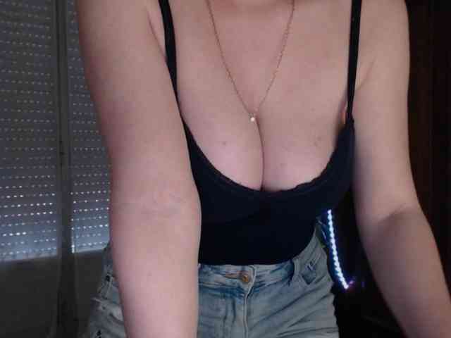 Alina-Lovely webcam