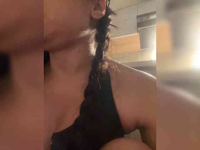 Sofia-Jones webcam