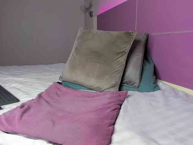 NaughtyBlond4 webcam