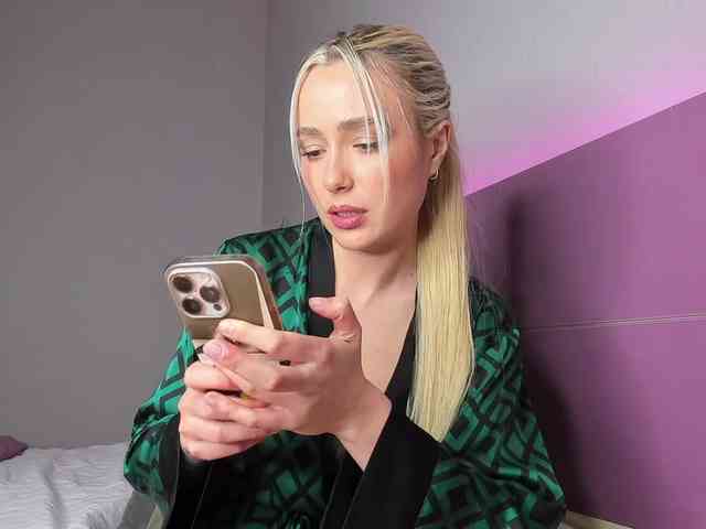 NaughtyBlond4 webcam