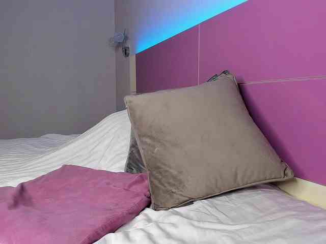 NaughtyBlond4 webcam