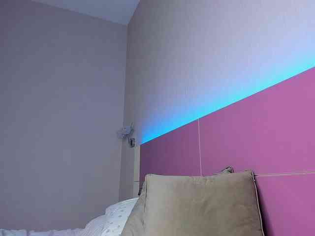 NaughtyBlond4 webcam