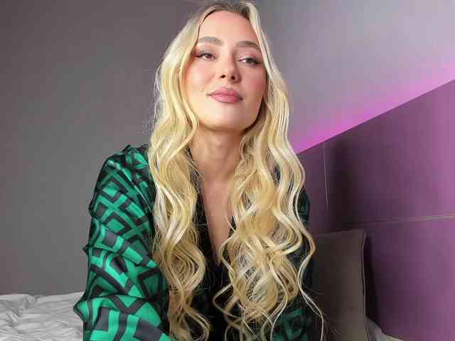 NaughtyBlond4 webcam