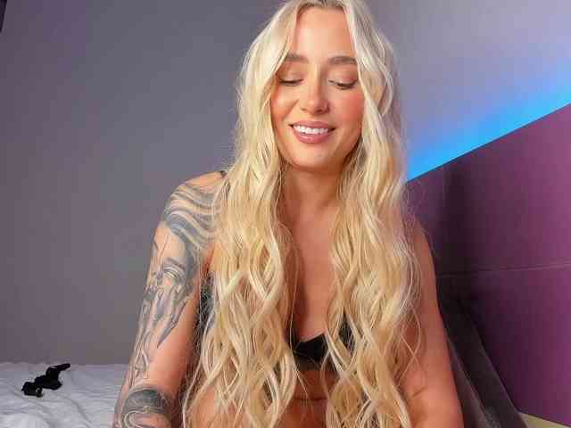 NaughtyBlond4 webcam