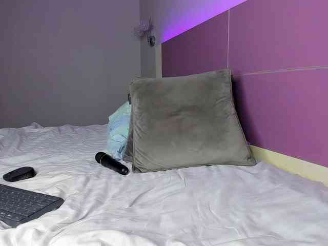 NaughtyBlond4 webcam