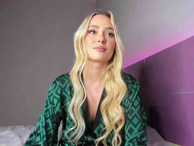 NaughtyBlond4 webcam