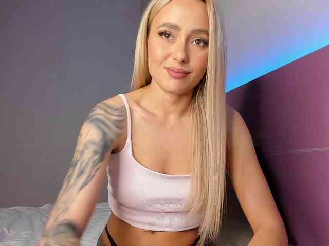 NaughtyBlond4 webcam