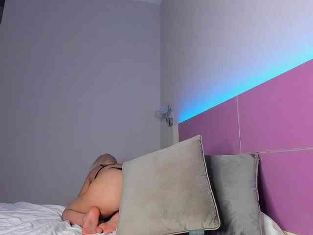 NaughtyBlond4 webcam