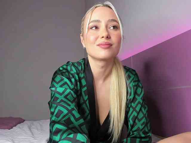 NaughtyBlond4 webcam