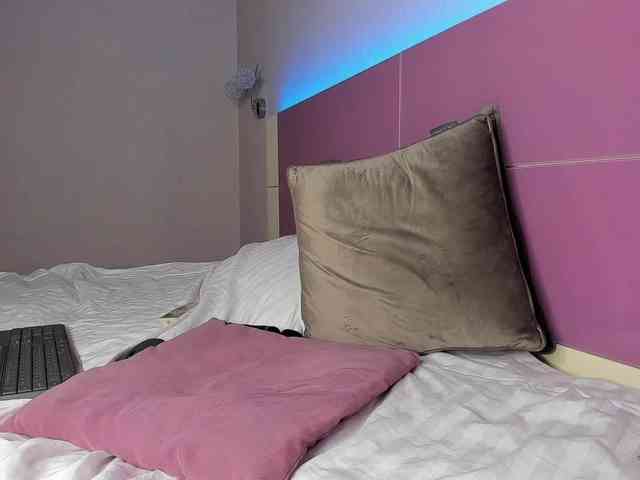 NaughtyBlond4 webcam