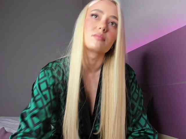 NaughtyBlond4 webcam