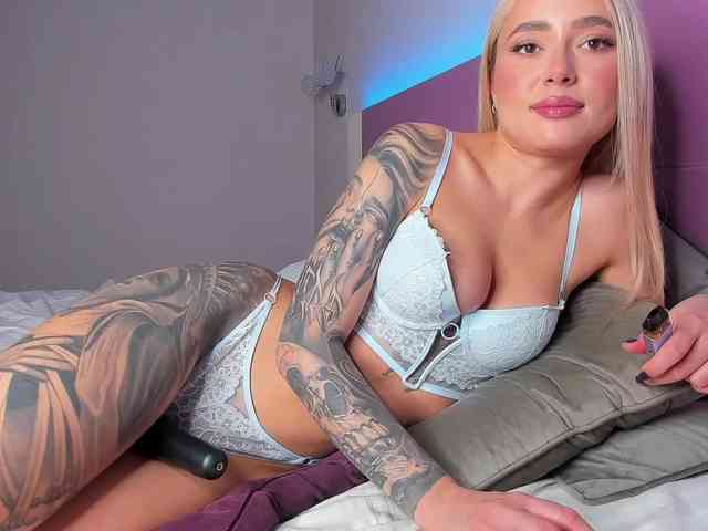 NaughtyBlond4 webcam