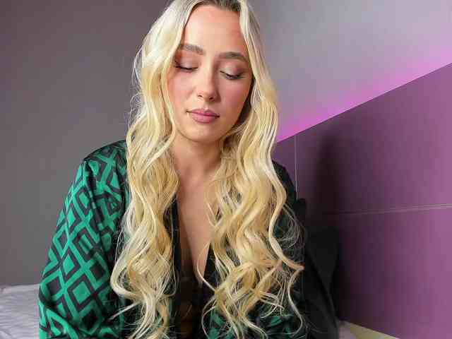 NaughtyBlond4 webcam