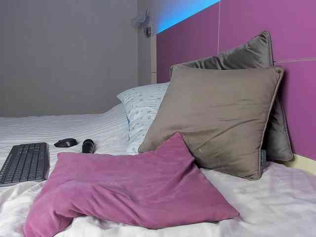 NaughtyBlond4 webcam