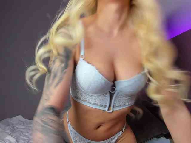 NaughtyBlond4 webcam