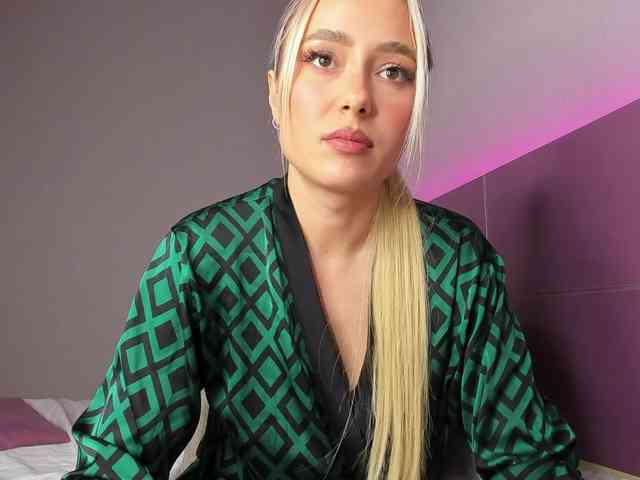 NaughtyBlond4 webcam