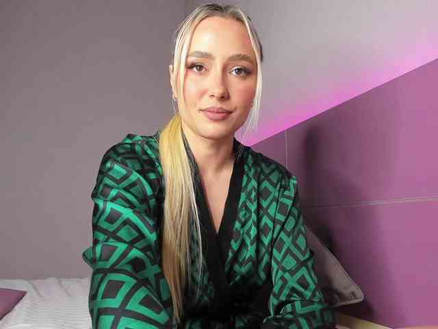 NaughtyBlond4 webcam