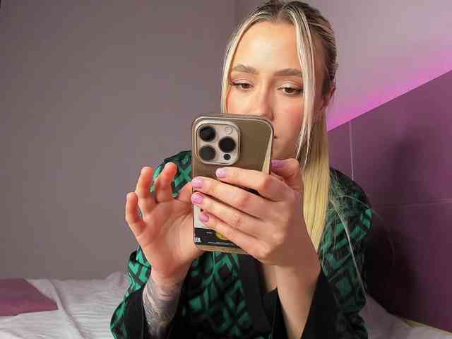 NaughtyBlond4 webcam