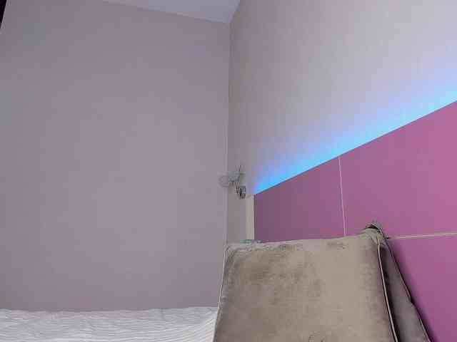 NaughtyBlond4 webcam