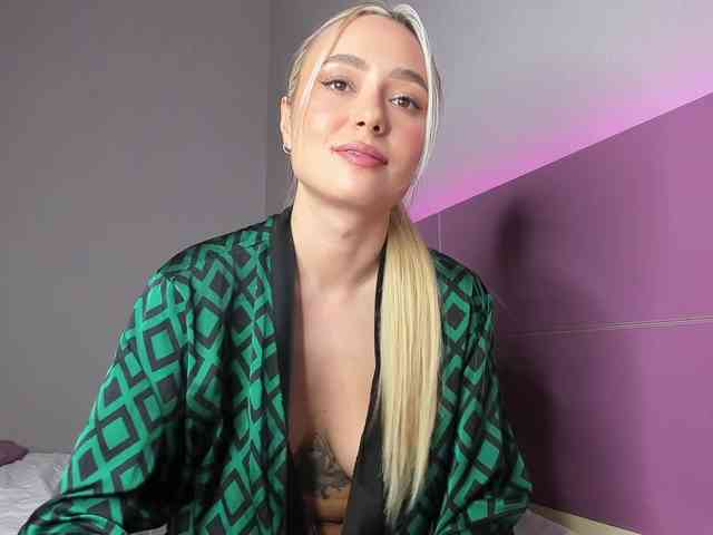 NaughtyBlond4 webcam