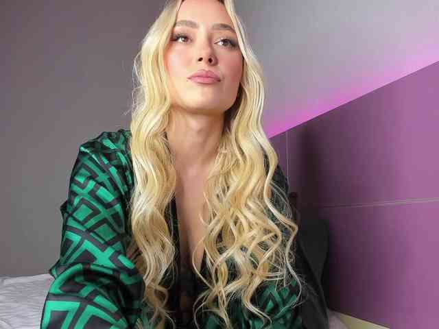 NaughtyBlond4 webcam