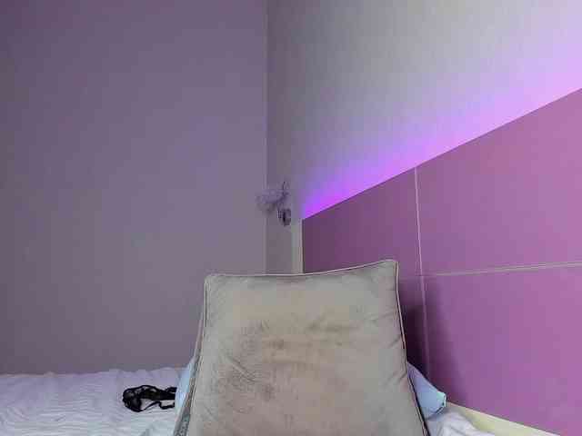 NaughtyBlond4 webcam