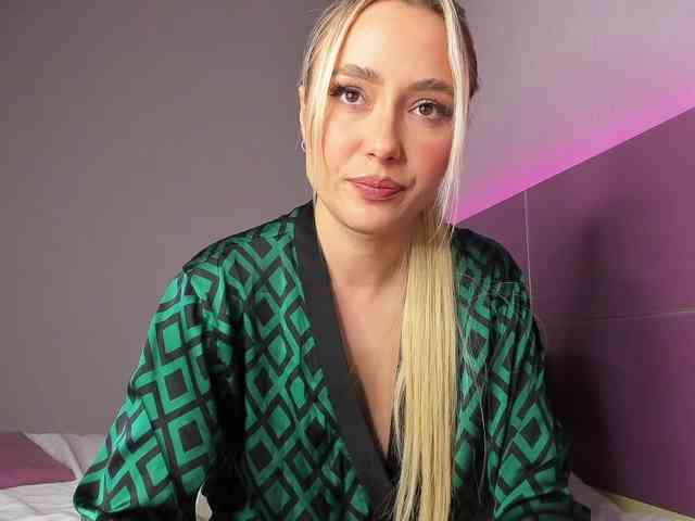 NaughtyBlond4 webcam