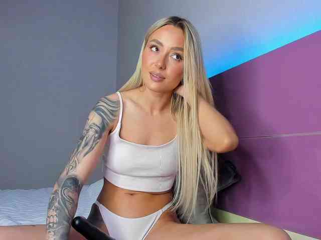 NaughtyBlond4 webcam